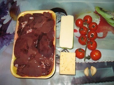 Pečená kuřecí játra po italsku se sýrem, rajčaty a česnekem