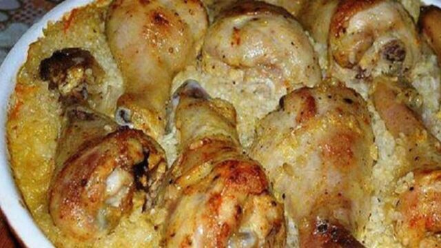 Zapečené kuřecí stehna s rýží, zakysanou smetanou a zeleninou