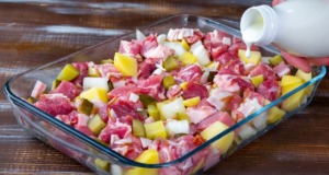 Zapečené vepřové maso, brambory a jogurt – výborný recept z jedné mísy zapečené vepřové maso, brambory a jogurt – výborný recept z jedné mísy