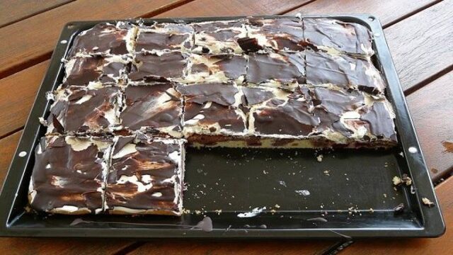 Ledové kostky se smetanovým krémem a čokoládovou polevou