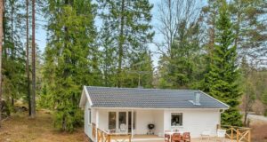 Prohlédněte si vnitřek úžasného domečku, který má rozměry jen 57 m2 – Stačil by vám? Miniaturní monochromatický domeček ve Švédsku o rozloze 57 m2