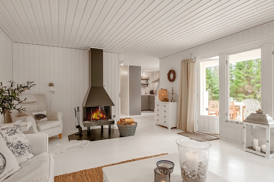 Miniaturní monochromatický domeček ve Švédsku o rozloze 57 m2