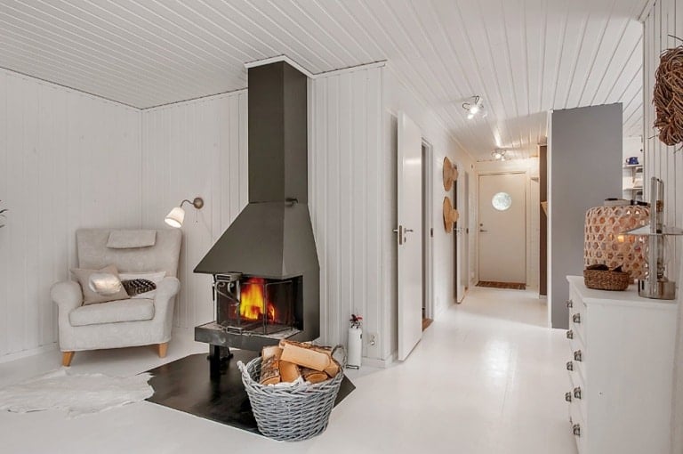 Miniaturní monochromatický domeček ve Švédsku o rozloze 57 m2