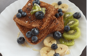 inspirace na zdravou snídani! vyzkoušejte tyto celozrnné francouzské tousty s ovocem a medem