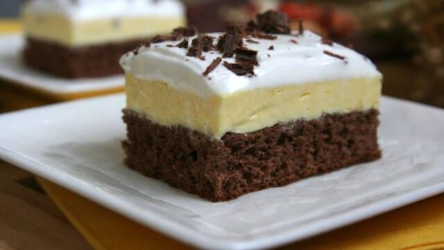 Recept na čokoládové řezy s jemným vanilkovým krémem