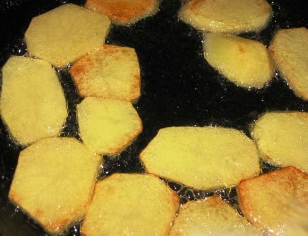 Zapečené brambory s cuketou posypané strouhaným sýrem a petrželkou