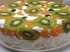 Ovocný nepečený dort s piškotovým korpusem a vanilkovým krémem