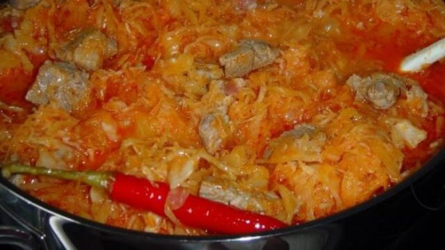 Tradiční vepřové maso se zelím, rajčaty a zeleninou Tradiční vepřové maso se zelím, rajčaty a zeleninou