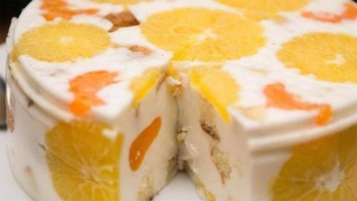 Nepečený ovocný dort s jemným jogurtovým krémem a sušenkami