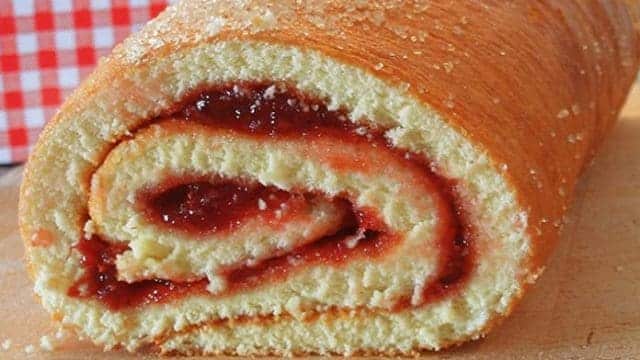 bleskurychle připravená piškotová roláda, která chutná fantasticky!