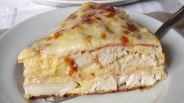 Slaný kuřecí koláč se šunkou a sýrem! Chutná fantasticky! Slaný kuřecí koláč se šunkou a sýrem! Chutná fantasticky!