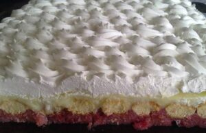 Třešňovo-smetanový dort s krémem připravený bez pečení