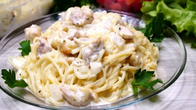 Zapečené špagety s kuřecími prsíčky se smetanovo-sýrovou omáčkou