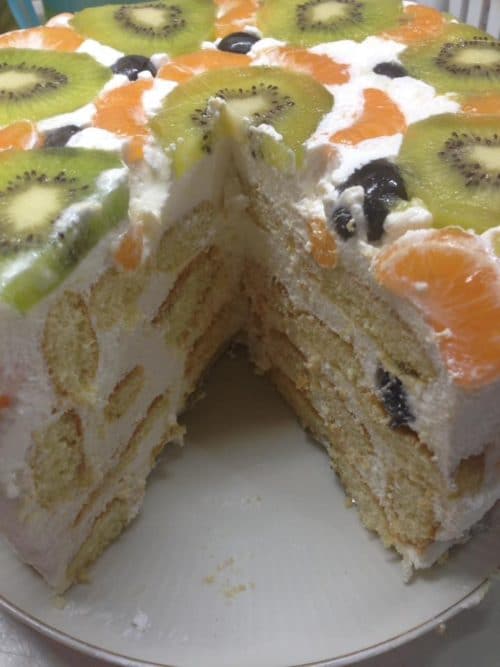 Ovocný nepečený dort s piškotovým korpusem a vanilkovým krémem