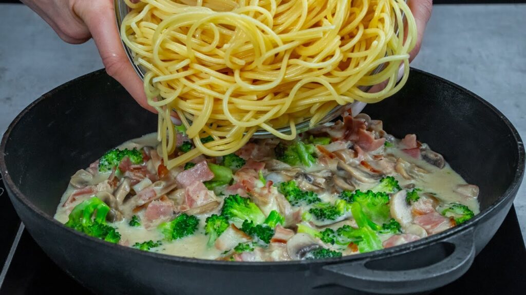 Špagety se slaninou, žampióny a brokolicí