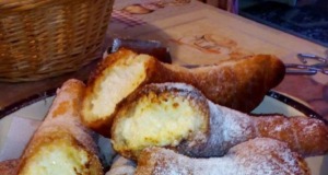 Křupavé babiččiny rohlíčky plněné tvarohem a rozinkami! Křupavé babiččiny rohlíčky plněné tvarohem a rozinkami!