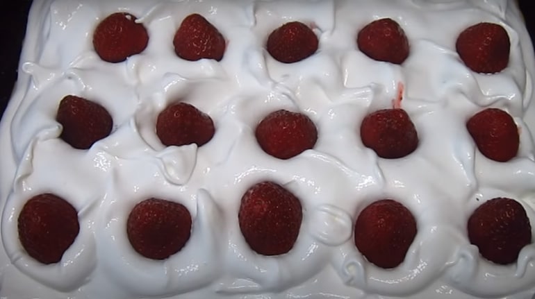 lahodný „jahŮdkovÝ oblÁČek“: s čerstvými jahodami a bílkovým krémem chutná výborně!