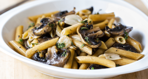 penne na česnekovém másle s houbami, které si zamilujete