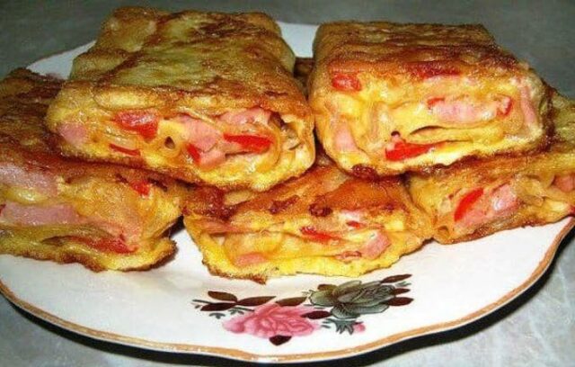 nejchutnější rychlé a chutné závitky plněné šunkou, sýrem a cibulí. v pita chlebu nejchutnější rychlé a chutné závitky plněné šunkou, sýrem a cibulí. v pita chlebu