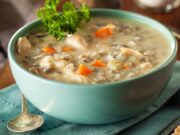 krémová, sytá kuřecí polévka s oříškovou chutí divoké rýže a vůní hub a tymiánu.
