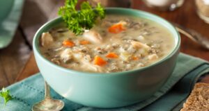 krémová, sytá kuřecí polévka s oříškovou chutí divoké rýže a vůní hub a tymiánu.