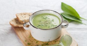 jarní krémová polévka z medvědího česneku, jejíž příprava vám zabere půl hodinu a chutná úžasně