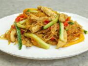 domácí asijské smažené nudle s kuřecím masem a zeleninou připravené během chvíle
