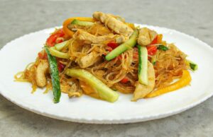 domácí asijské smažené nudle s kuřecím masem a zeleninou připravené během chvíle