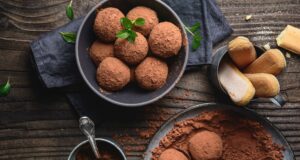 božské, nepečené tiramisu kuličky obalované v kakau, které zmizí dříve, než je stihnete položit na stůl