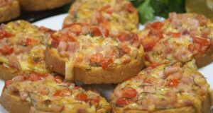 jemně zapečené pizza bagety se šunkou, sýrem a nasekanými bylinkami!