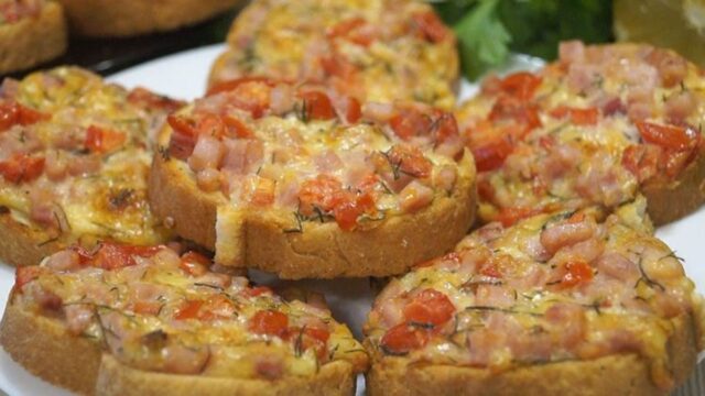 jemně zapečené pizza bagety se šunkou, sýrem a nasekanými bylinkami!