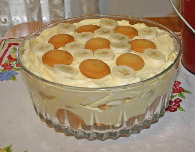 Jednoduchý banánový pamlsek s piškoty a mascarpone BEZ PEČENÍ hotový za pár minut! Jednoduchý banánový pamlsek s piškoty a mascarpone BEZ PEČENÍ hotový za pár minut!