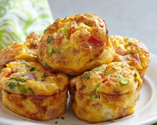 vláčné vajíčkové muffiny, které poslouží jako horká snídaně, svačina či jednohubky vláčné vajíčkové muffiny, které poslouží jako horká snídaně, svačina či jednohubky
