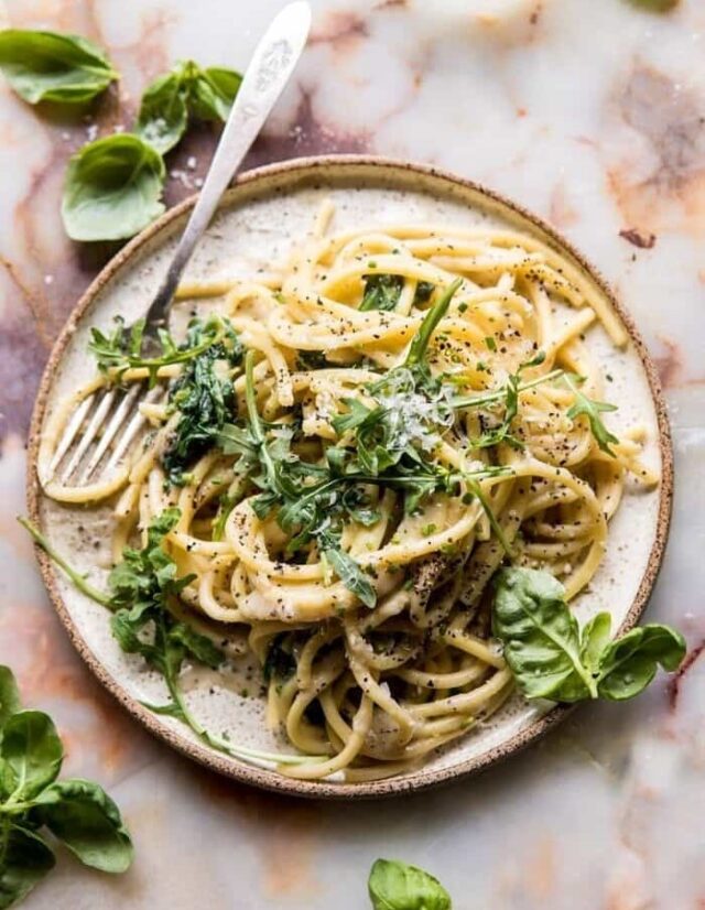 VIDEO RECEPT: Nejjednodušší omáčka na špagety "Cacio e Pepe" VIDEO RECEPT: Nejjednodušší omáčka na špagety "Cacio e Pepe"