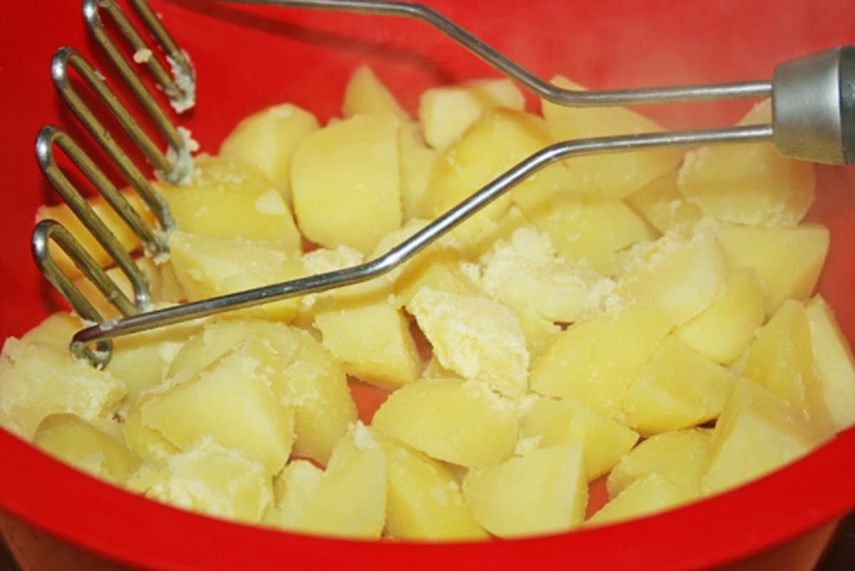 bramborové tyčinky plněné sýrem s chutným česnekovým dipem – hotové za 15 minut!