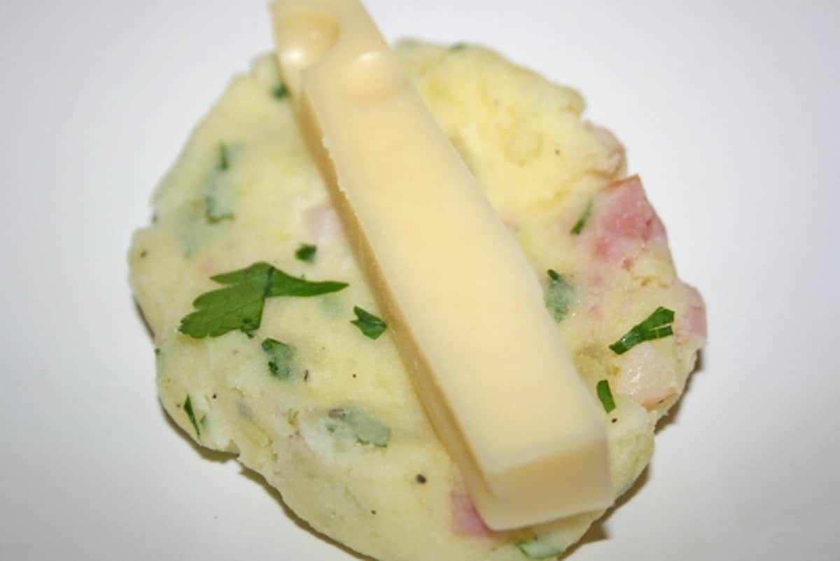 bramborové tyčinky plněné sýrem s chutným česnekovým dipem – hotové za 15 minut!