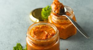 lahodná domácí papriková pomazánka na toasty, pod maso nebo do jiných pomazánek