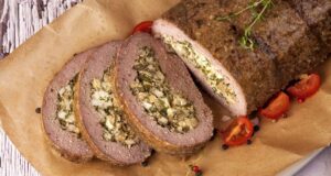 aromatická domácí sekaná z mletého masíčka, plněná bylinkovou smaženicí