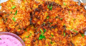 Křupavé cibulové placky z cibule, šunky a sýra připravené za 10 minut! Křupavé cibulové placky z cibule, šunky a sýra