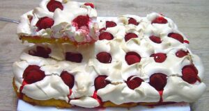 Lahodný „Jahůdkový obláček“: S čerstvými jahodami a bílkovým krémem chutná výborně!