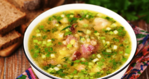 Babiččina rychlá hrachová polévka s uzeným žebírkem podle tradičního receptu