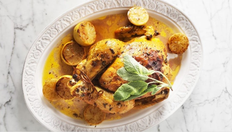 delikátní pečené kuře ve svěží a aromatické citrónové omáčce se šalvějí.