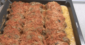 nikdy nezklame: mleté maso se zelím, zakysanou smetanou a omáčkou na jednom plechu