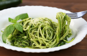 cuketové špagety s avokádovou omáčkou – lahodná kombinace ingrediencí, která si vás zaručeně získá.