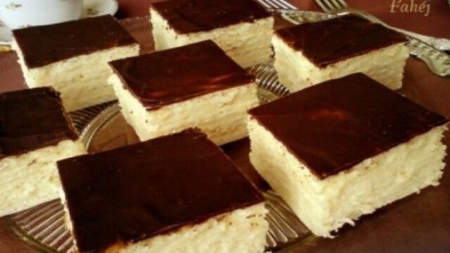 božské krémové kostky s čokoládovou polevou – dezert, který okouzlí svou chutí každého!