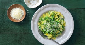 Rychlý těstovinový salát: Farfalle s brokolicí, česnekem a hráškem rychlý těstovinový salát: farfalle s brokolicí, česnekem a hráškem