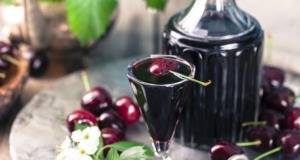 Zůstali Vám třešně a nevíte co s nimi? Připravte si tento domácí třešňový likér s rumem domácí třešňový likér s rumem
