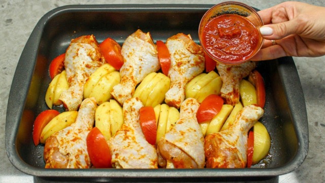 připravte si kuřecí stehna s bramborami pečená na jednom plechu