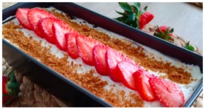 Jednoduchý nepečený dezert z lotusek a oblíbeným ovocem jednoduchý nepečený dezert z lotusek a oblíbeným ovocem