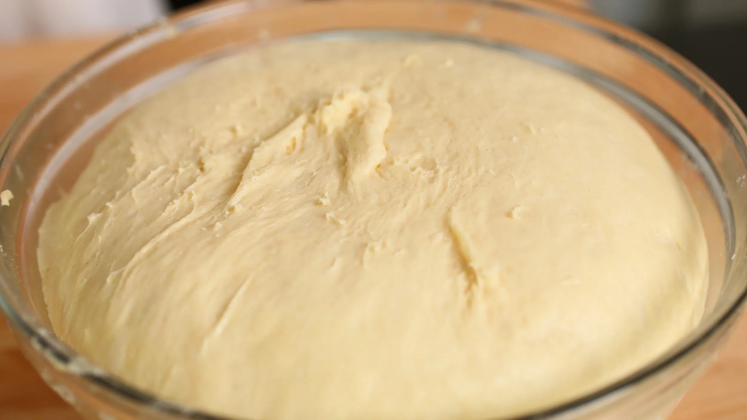 kkwabaegi: jemně sladké korejské koblihy se skořicí z kynutého těsta – zamilujete si je kkwabaegi: jemně sladké korejské koblihy se skořicí z kynutého těsta – zamilujete si je